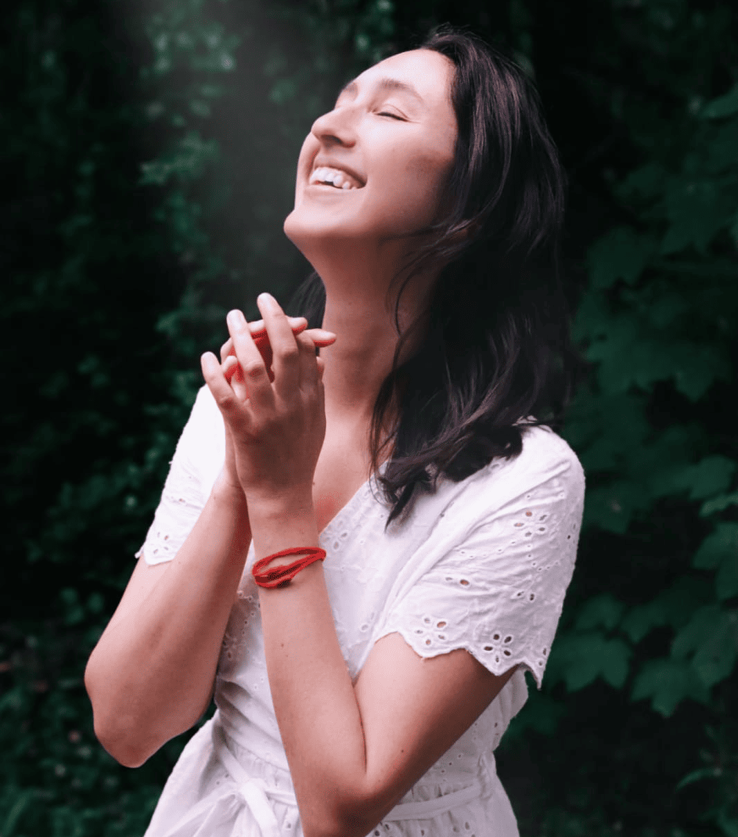 Femmes qui dansent au bord d'un lac