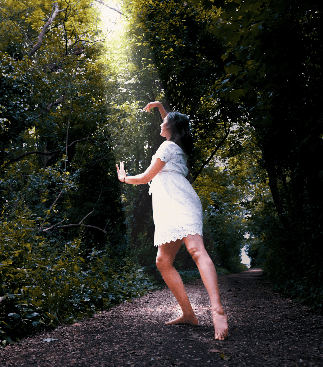 Femmes qui dansent en se tenant la main